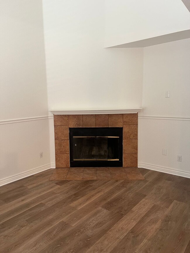 Building Photo - NICE 3 BEDROOM, 2.5 TOWNHOUSE W/ 2 CAR GAR...