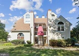 Building Photo - Spacious 1 Bedroom 1 Bath Loft Condo