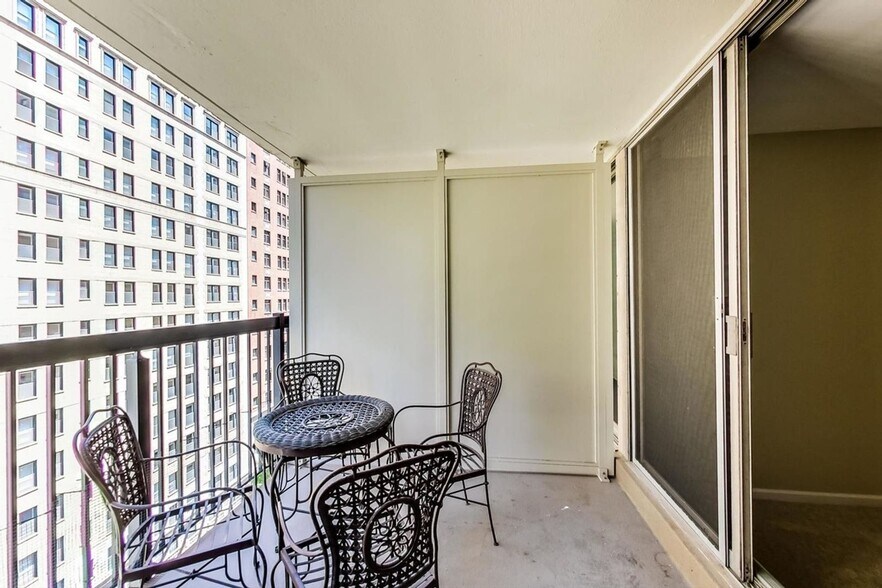 Building Photo - 201 E Chestnut St