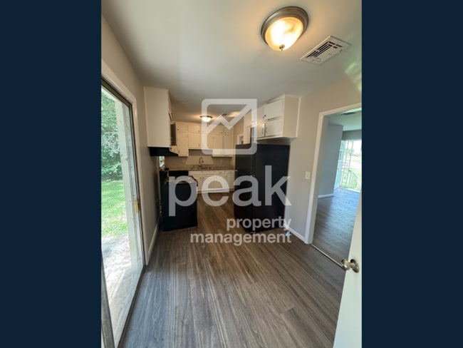 Building Photo - $1,150! 3Bed/ 1.5 Bath House! Apply by 3/5 to get half off your first month.