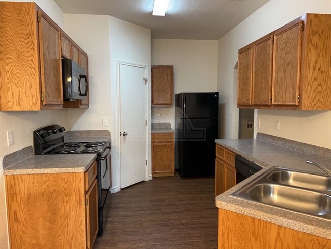 Building Photo - 1500 Justin Lp