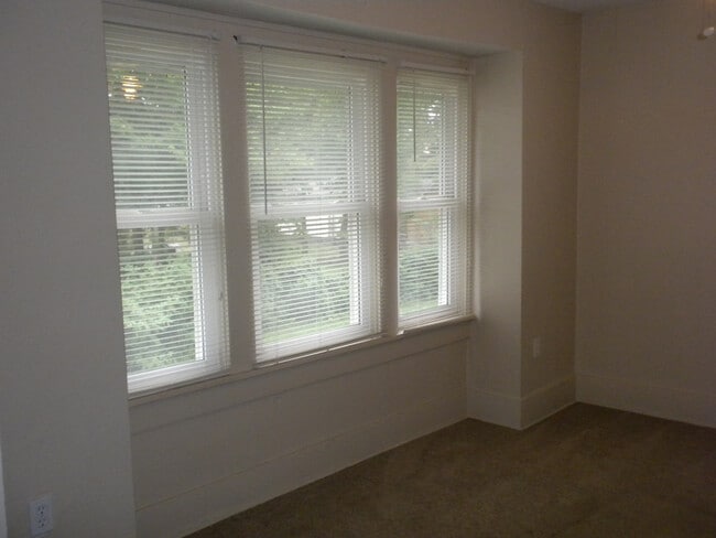 Building Photo - 2 bedroom/1 bathroom home