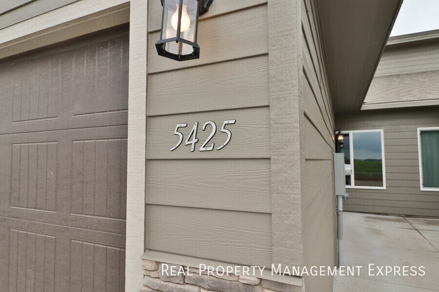 Building Photo - 3 Bedroom Luxury Townhome with 2-Stall Garage
