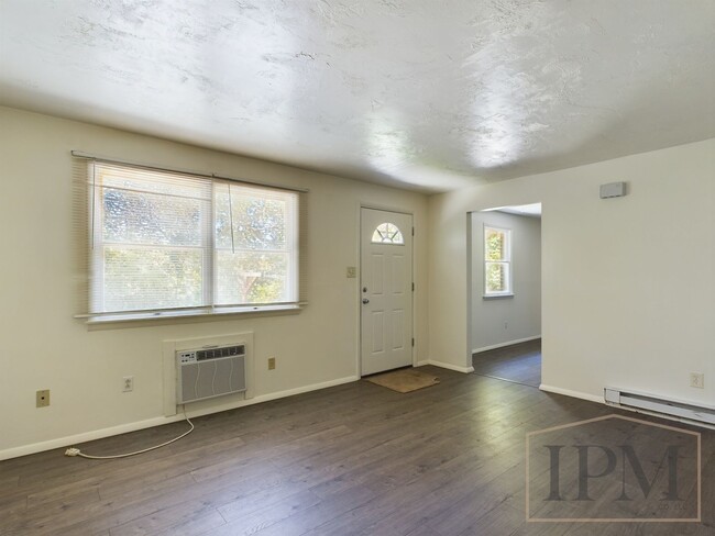 Building Photo - Recently Renovated Cozy 2 bedroom Apartmen...