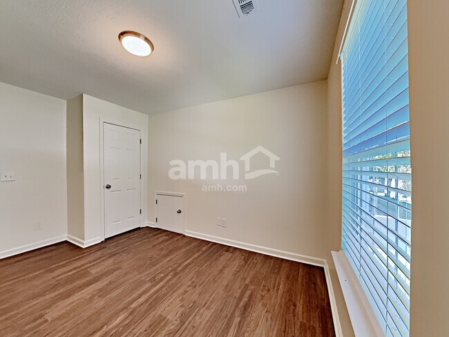 Building Photo - 817 Laramie Ct