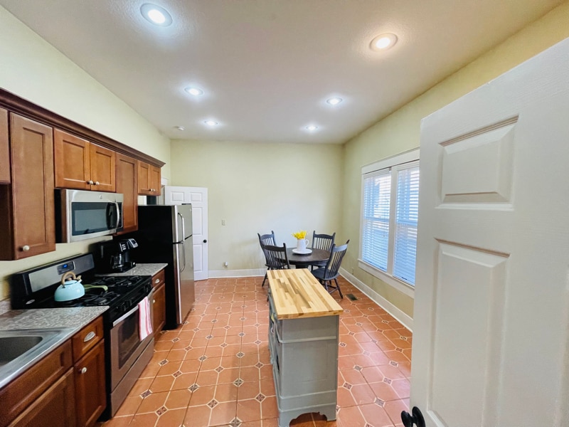 Building Photo - 621 W Daisy L Gatson Bates Dr