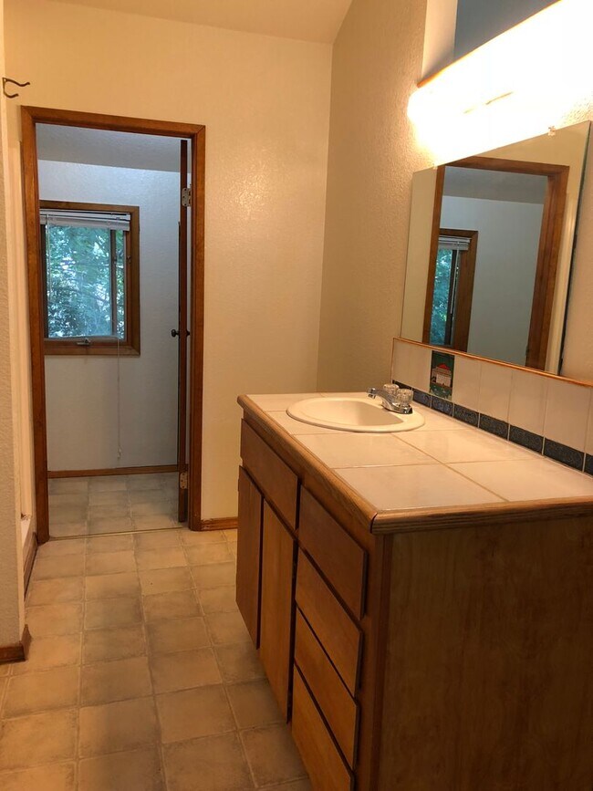 Building Photo - *RESERVE FOR SUMMER 2026* 5 Bedroom 3 Bath Chico Charmer