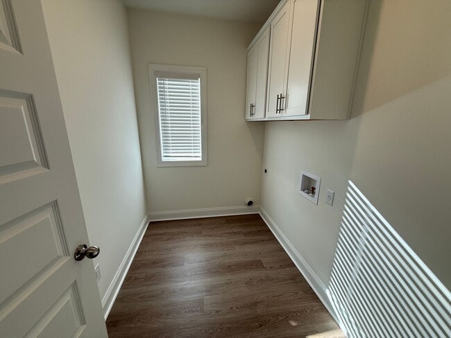 Building Photo - 7452 Newbury Dr