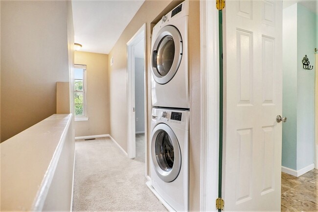 Building Photo - Beautiful Spacious Townhome