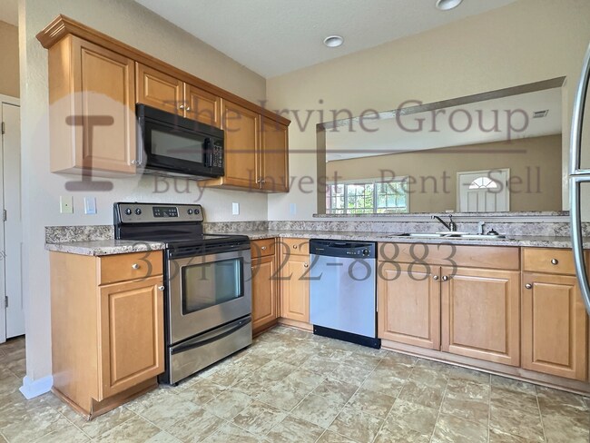 Building Photo - 3 bed 2.5 bath