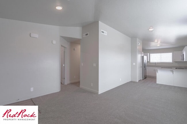 Building Photo - Charming 2 Bedroom End Unit Condo - Pet Friendly!