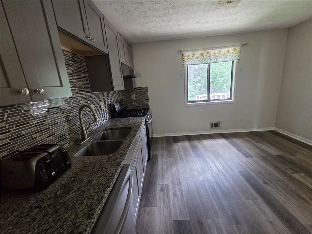 Building Photo - 5034 Cherokee Ct