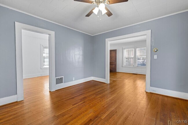 Building Photo - 401 Valley Dr