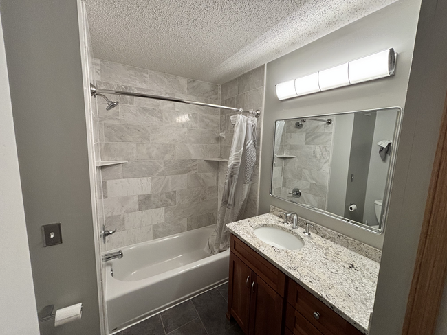 Stunning shower and bath - 2327 Eagle Trace Ln