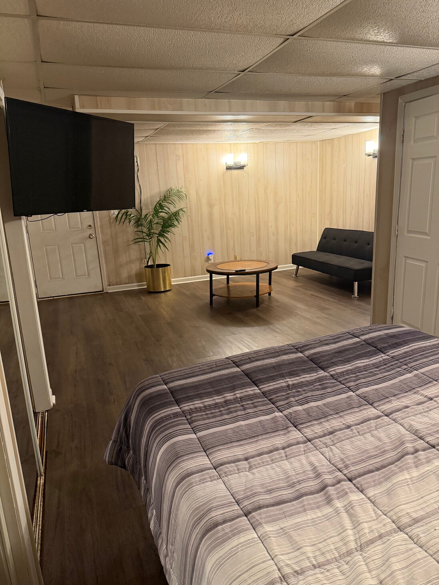 Building Photo - 5565 Hillcrest Dr