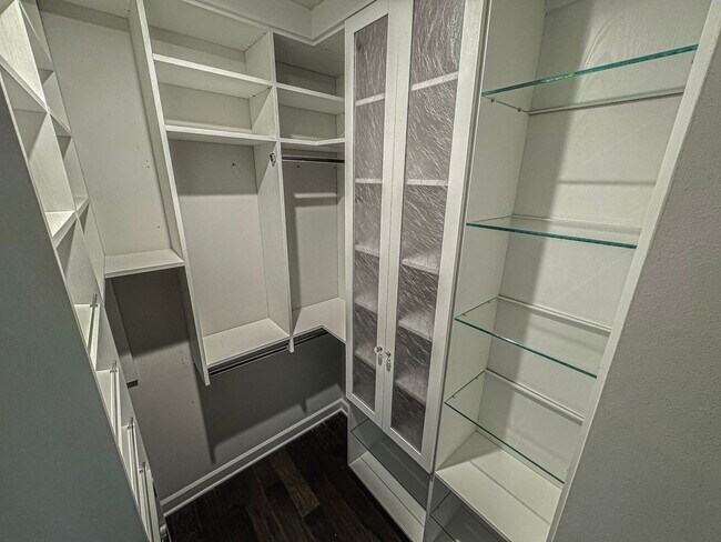 Building Photo - Stunning 3 Bed 3.5 Bath Townhome With Atta...