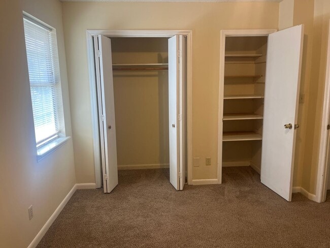 Building Photo - 2 Bed, 1.5 Bath Townhouse