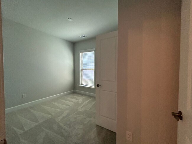 Building Photo - 450 Bandon Wy