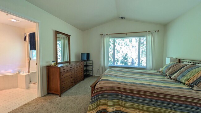 Building Photo - Bothell / Woodinville 2 Bedroom Townhome with Den and AIR-CONDITIONING