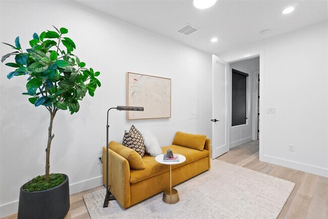 Building Photo - 2209 Rae Dell Ave