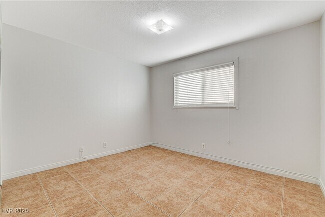 Building Photo - 5813 W Balzar Ave