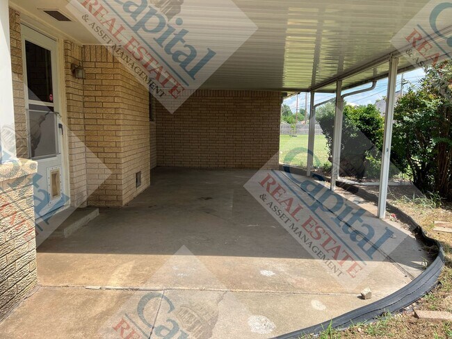 Building Photo - Charming 3 Bedroom