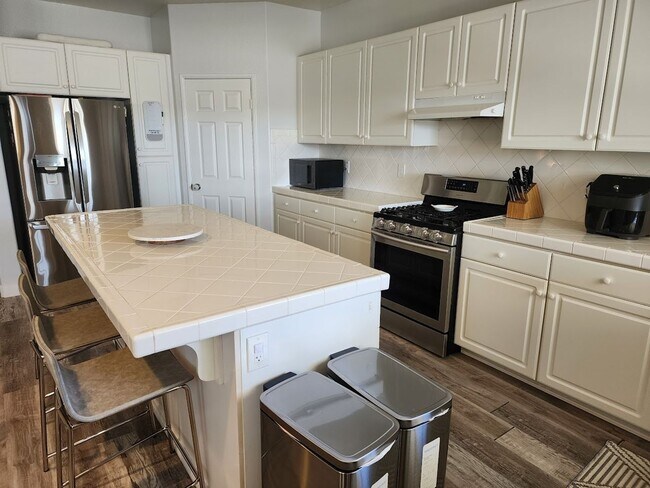 Building Photo - Gorgeous Home with 5 Bedrooms, 3 Baths, So...