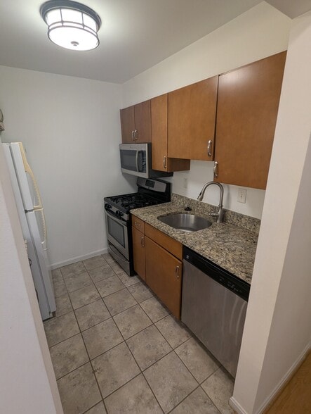 Building Photo - 5932 Cove Landing Rd