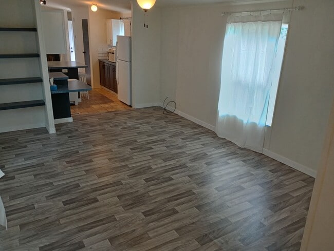 Building Photo - 202 Holly St