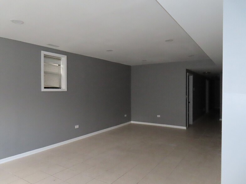 Building Photo - 951 W 51st St