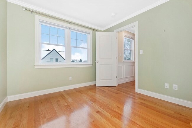 Building Photo - 68 Waverley Ave