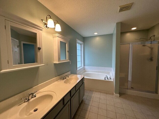 Building Photo - Stunning 3 Bed 2.5 Bath Home with Large Bo...