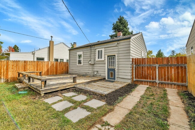 Building Photo - 3 Bedroom 2 Bathroom Home Available August 7th!
