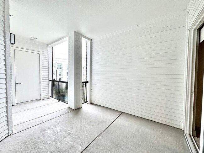 Building Photo - 401 W 25th St