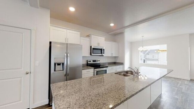 Building Photo - LUXURY TOWNHOME IN OREM!!!