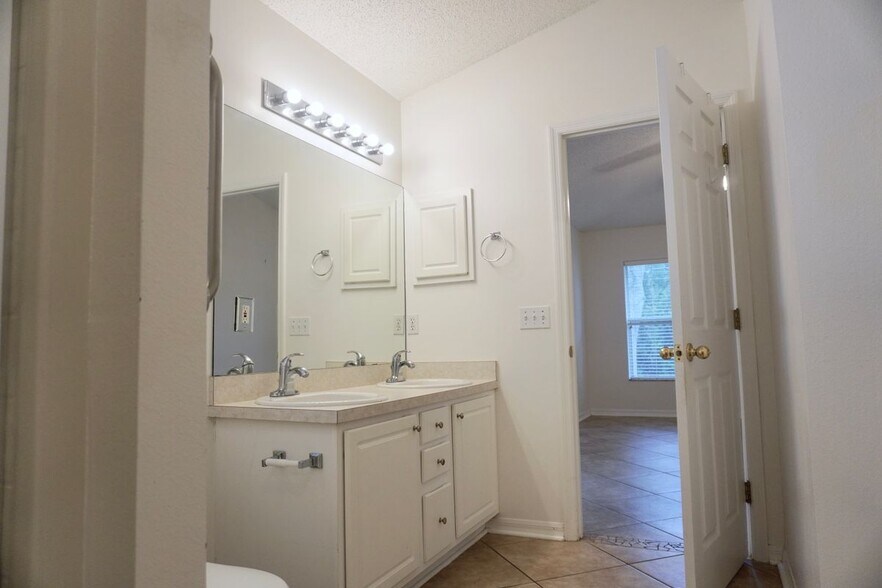 Building Photo - 3817 La Flor Dr