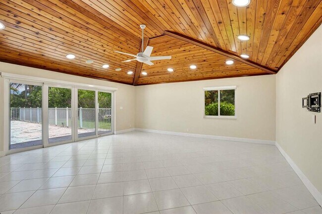 Building Photo - 2527 Lakes Dr