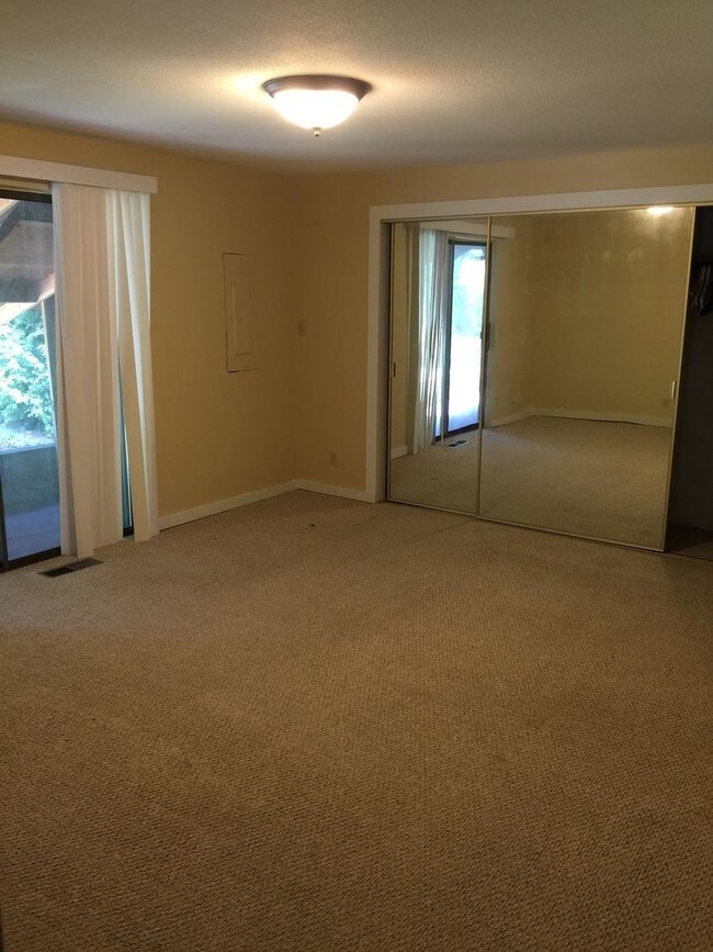 Building Photo - 817 E Jewett Blvd