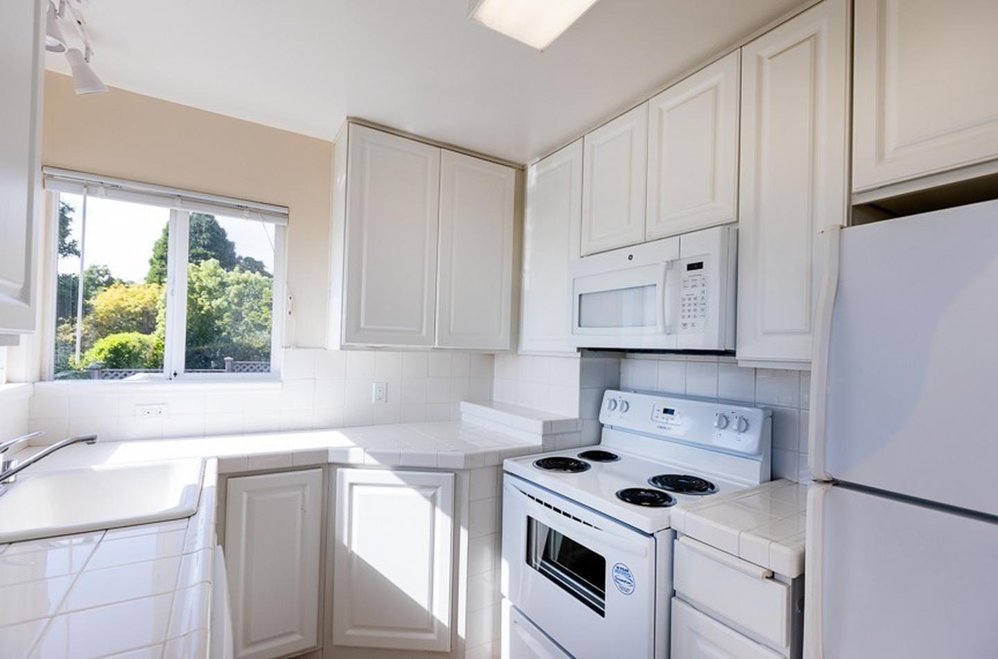 Building Photo - Elegant Kensington living with comfort, character, and scenic appeal
