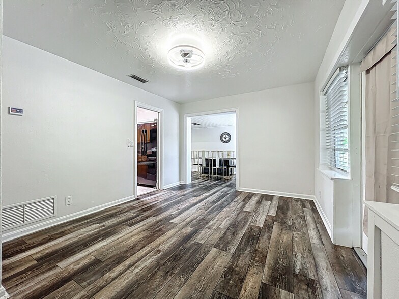 Building Photo - 2542 S Palmetto Ave