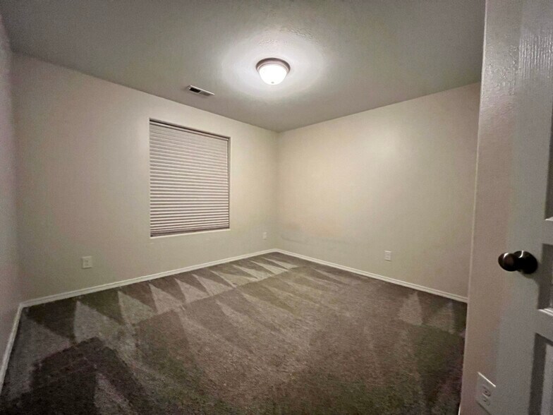 Building Photo - 3185 W Peninsula Dr