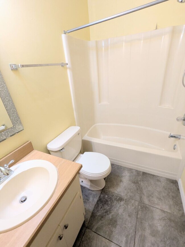 Building Photo - Port Orange 2 bedroom, 2 bathroom, pool and tennis courts