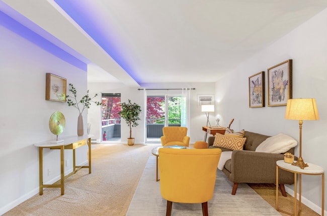 Building Photo - Bellevue Square Ground Floor 2 Bedroom Condo with a deck