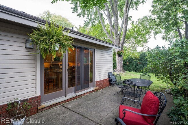 Building Photo - 24323 Pinecrest St