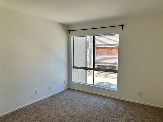 Building Photo - Beautiful Renovated 1 Bed/1 Bath Condo with Many Upgrades! Pool & Gym on Site! Central AC!