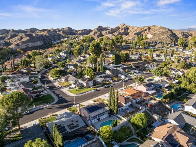 Building Photo - "Experience Luxurious Living: Spacious 4-B...