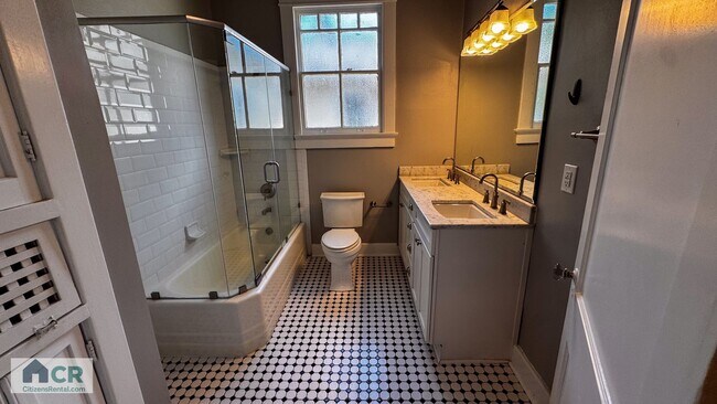 Building Photo - HUGE 9 bedroom house just a few blocks from campus! Text 727-459-4141 for more info.