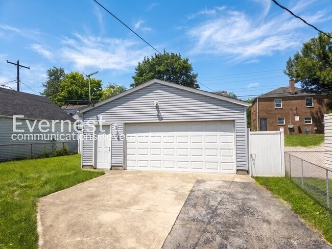 Building Photo - 3 Bed/2.5 Bath Home with Detached Garage / Pet-Friendly / Vouchers Accepted / Available Now!
