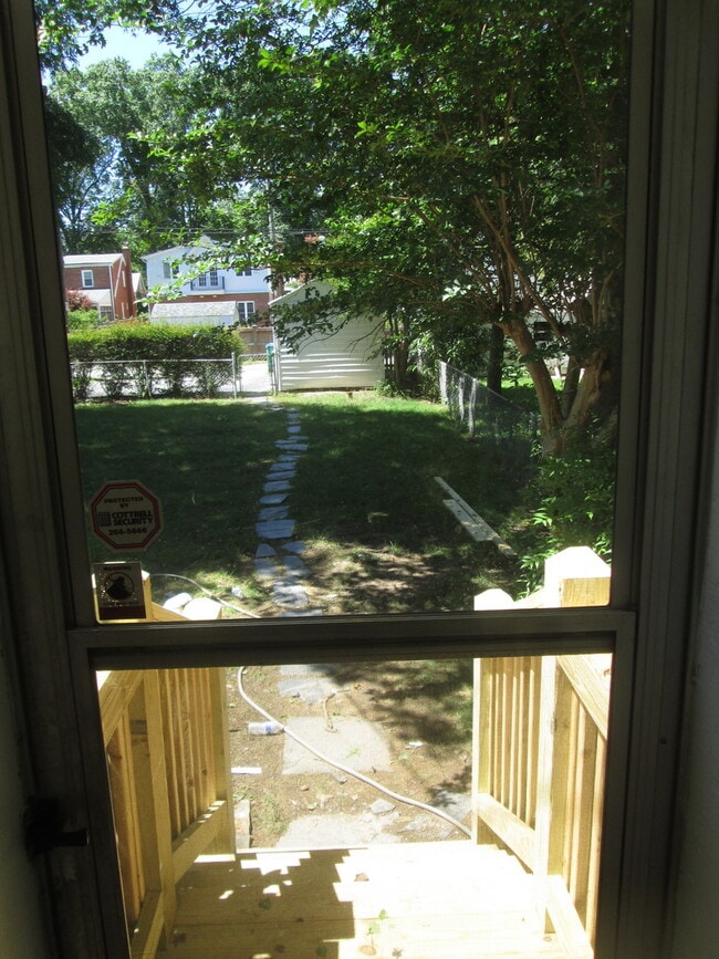 Building Photo - -- AVAILABLE JULY 17TH -- 3 BR / 1 BA Bric...