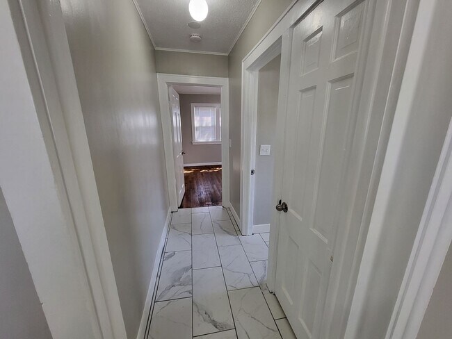 Building Photo - 3 bedroom, 1.5 bathroom house located in E...